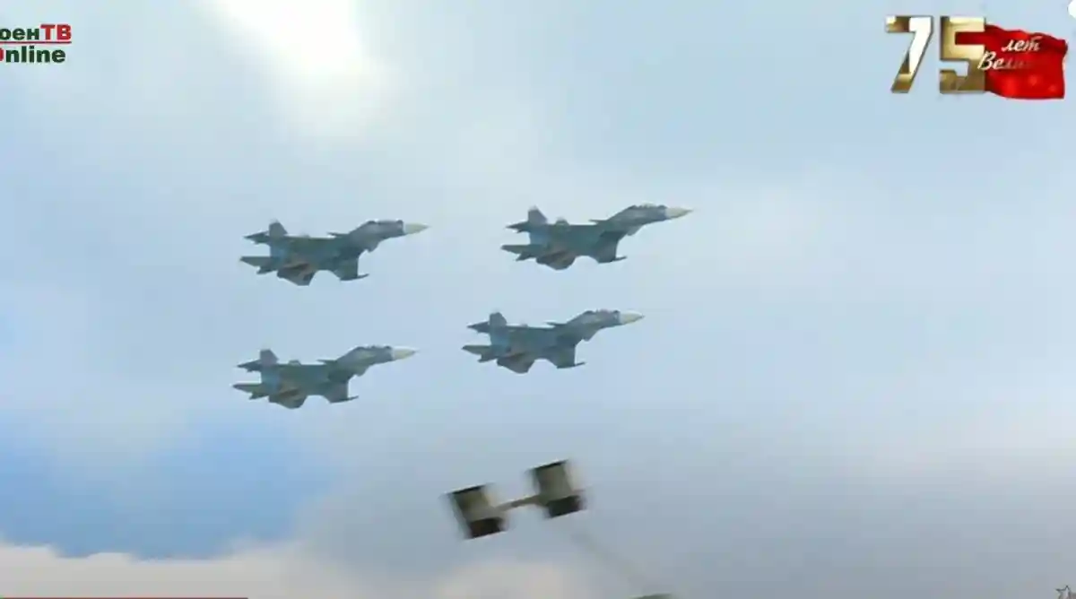В небе летят самолеты беларусских ВВС фото