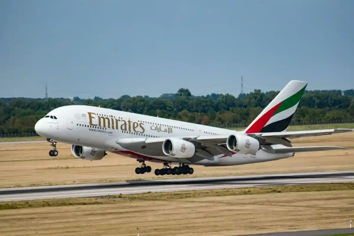 Самолет компании Emirates взлетает. Фото: Tim Dennert / unsplash.com