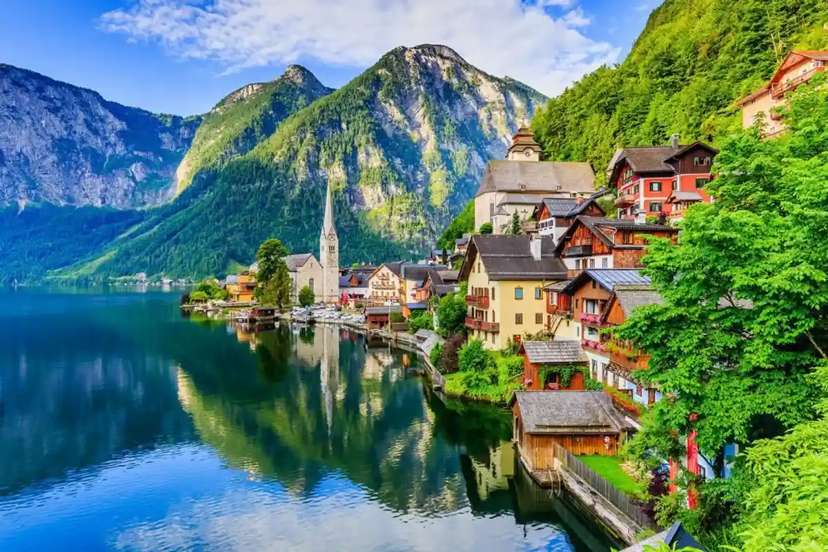 Деревня у подножья австрийских Альп фото