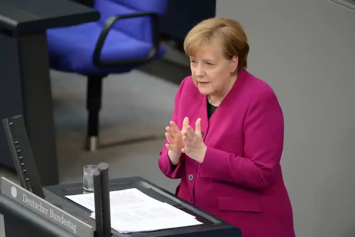 Меркель выступает в Бундестаге фото