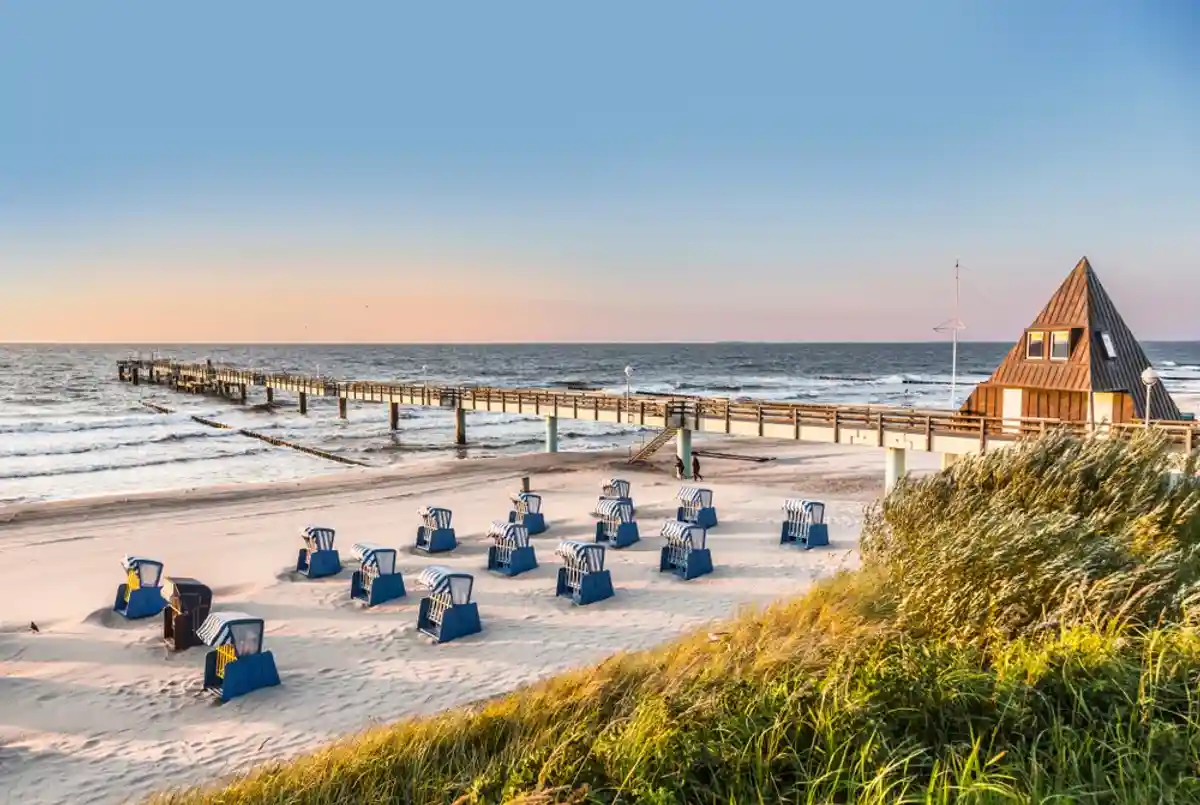 пляжные корзины на побережье Балтийского моря фото