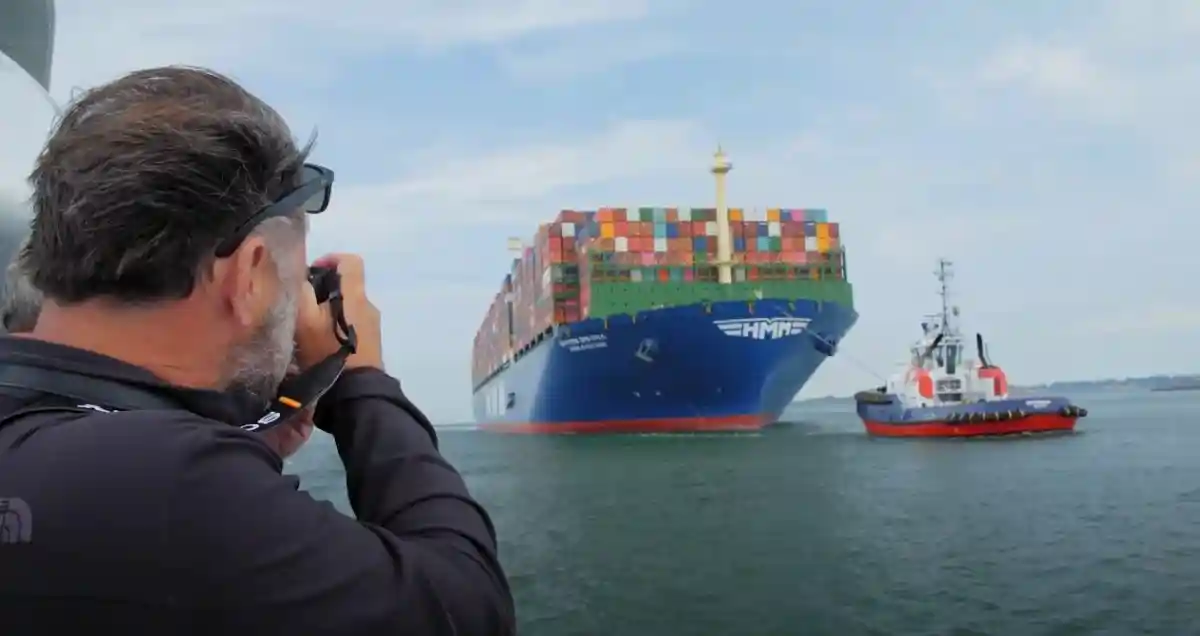 Самый большой в мире контейнеровоз прибыл в Европу фото