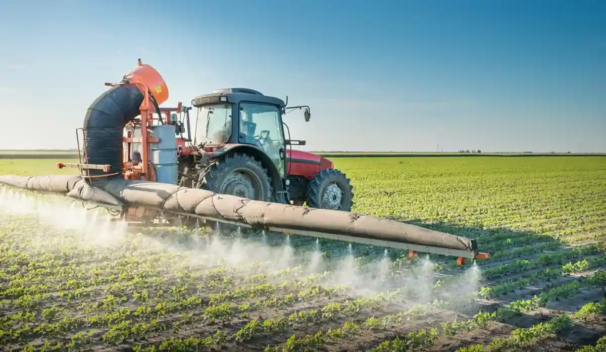 трактор распыляет пестициды фото