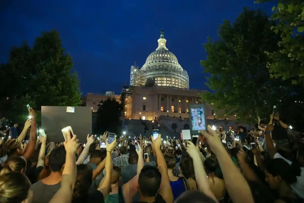 В Америке протестующие оставили ночные улицы фото