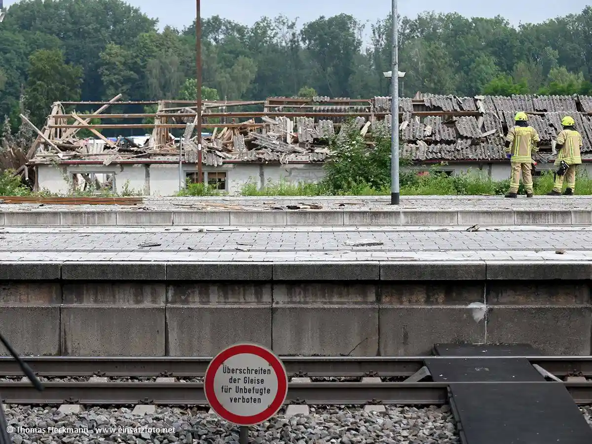 Взрыв прекратил движение поездов в Баварии фото