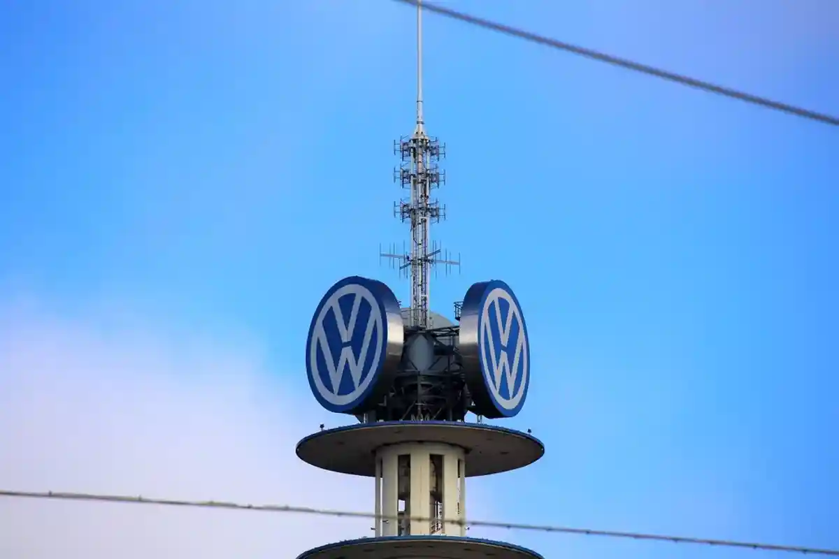 Башня Volkswagen на заводе в Ганновере фото