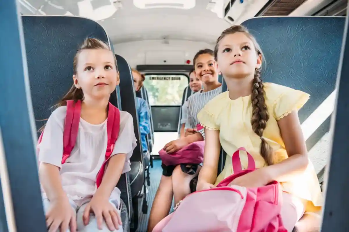 Девочки в школьном автобусе на экскурсии фото