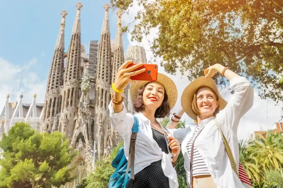 Две туристки возле собора Sagrada Familia в Барселоне фото