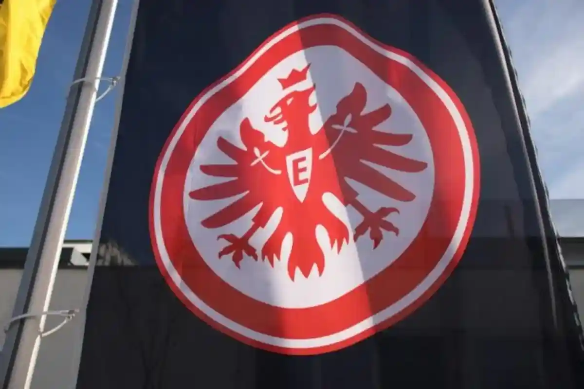 Флаг футбольного клуба Айнтрахт с орлом. Фото: shutterstock.com