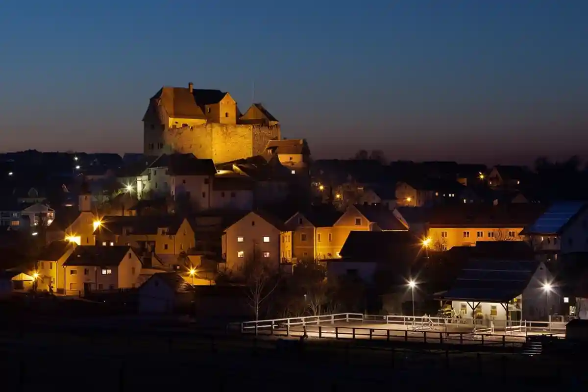 Крепость Wolfsegg ночью фото