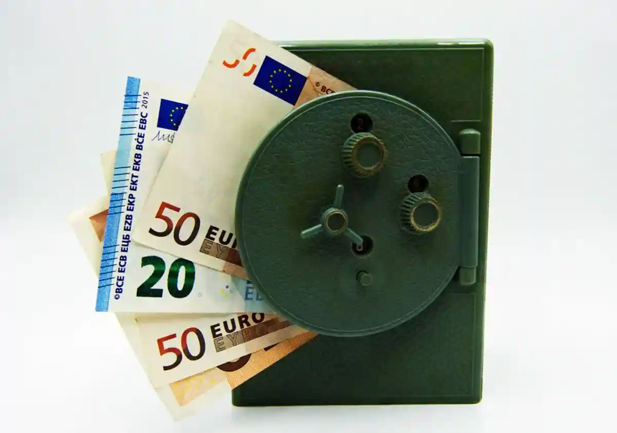 купюры евро в сейфе фото