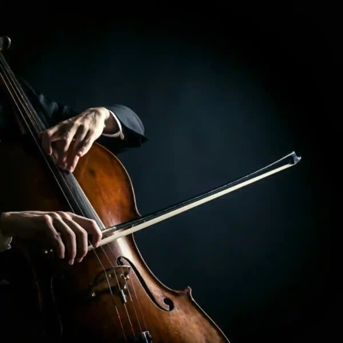 руки мужчины со смычком на виолончели фото