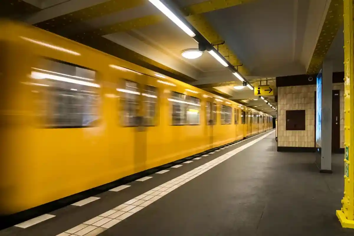 В метро Берлина меняют название станции фото