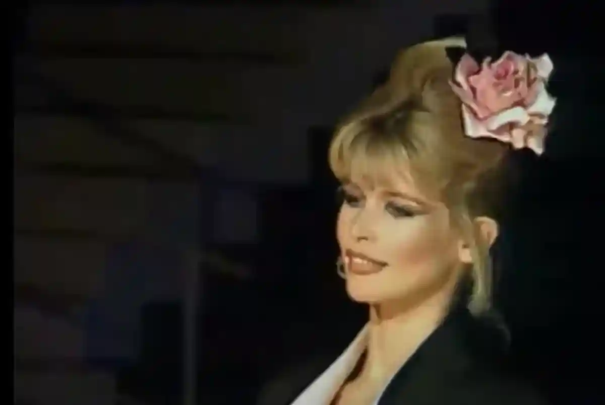 Claudia Schiffer на выступлении в 90-ые годы