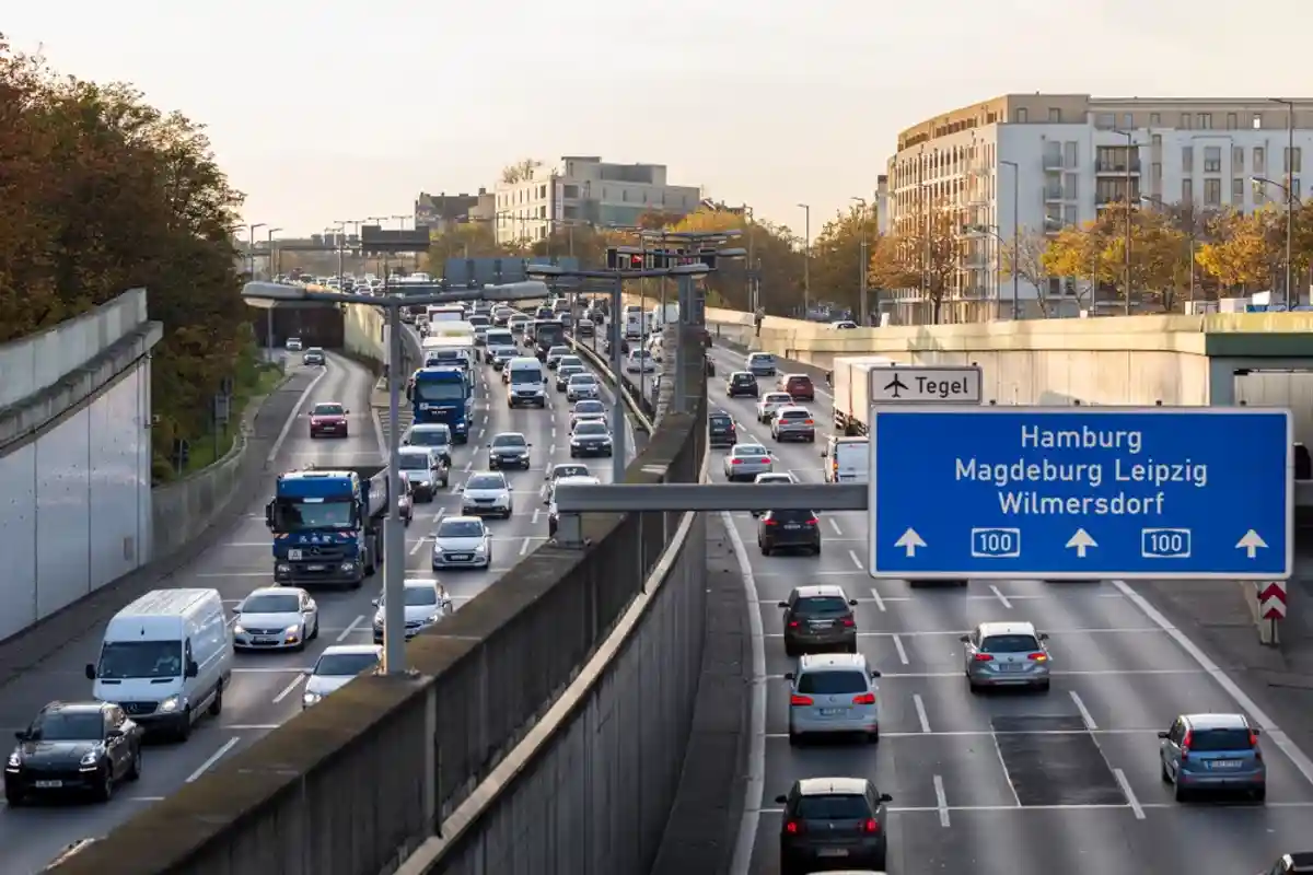 машины на автомагистрали в Германии фото