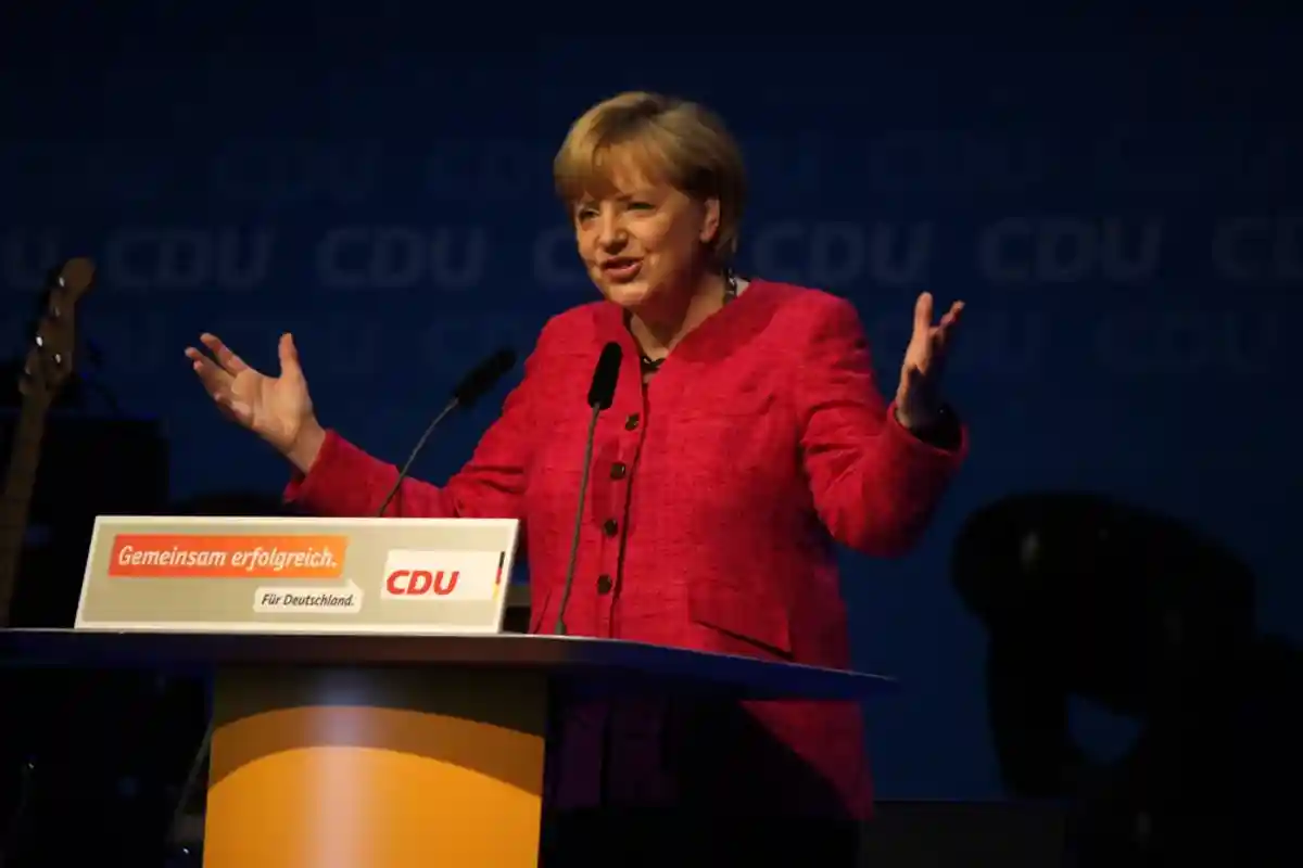 Меркель выступает на партийном съезде ХДС фото