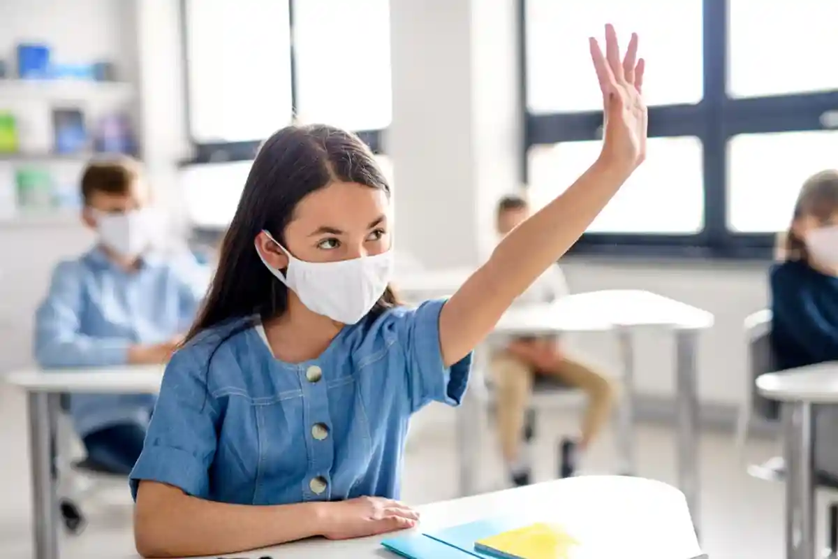Школьники и рабочие в масках остановят распространение коронавируса. Фото: Halfpoint / shutterstock.com