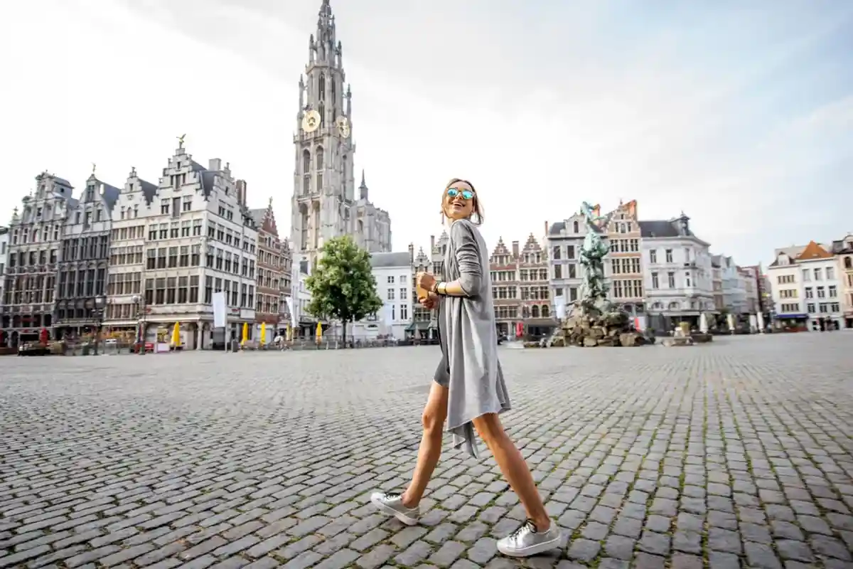 Туристка в центре Антверпена фото
