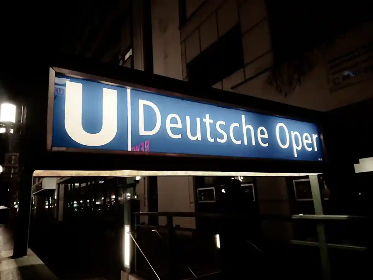 Вход в метро Deutsche Oper фото