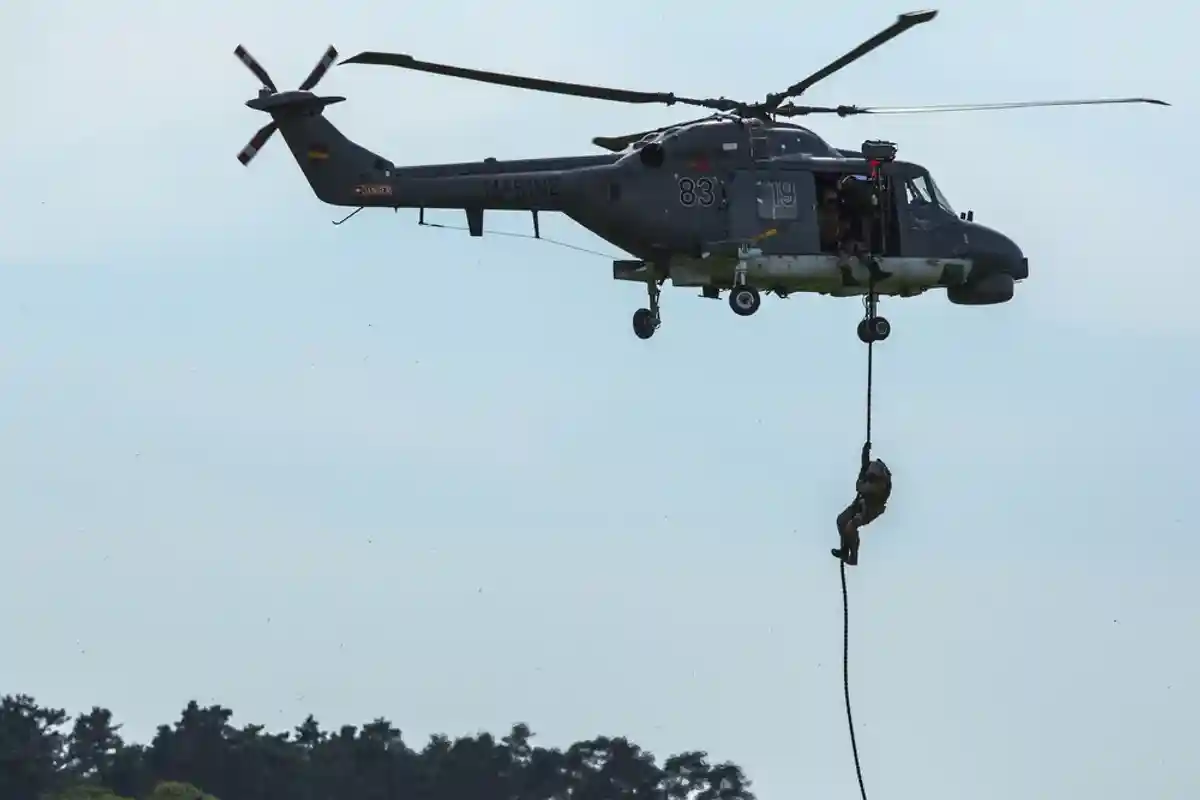 военный спускается с вертолета фото