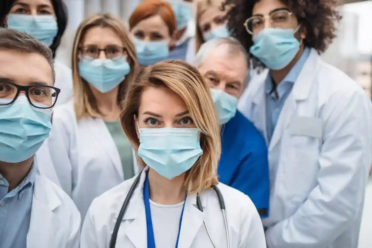 врачи в защитных масках фото
