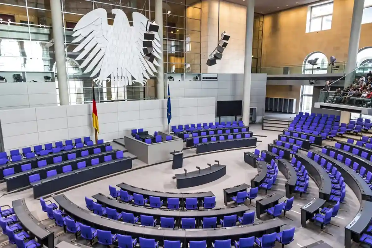 зал заседаний нижней палаты парламента Германии фото