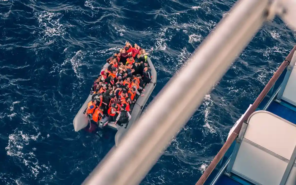 Беженцы в спасательной лодке фото