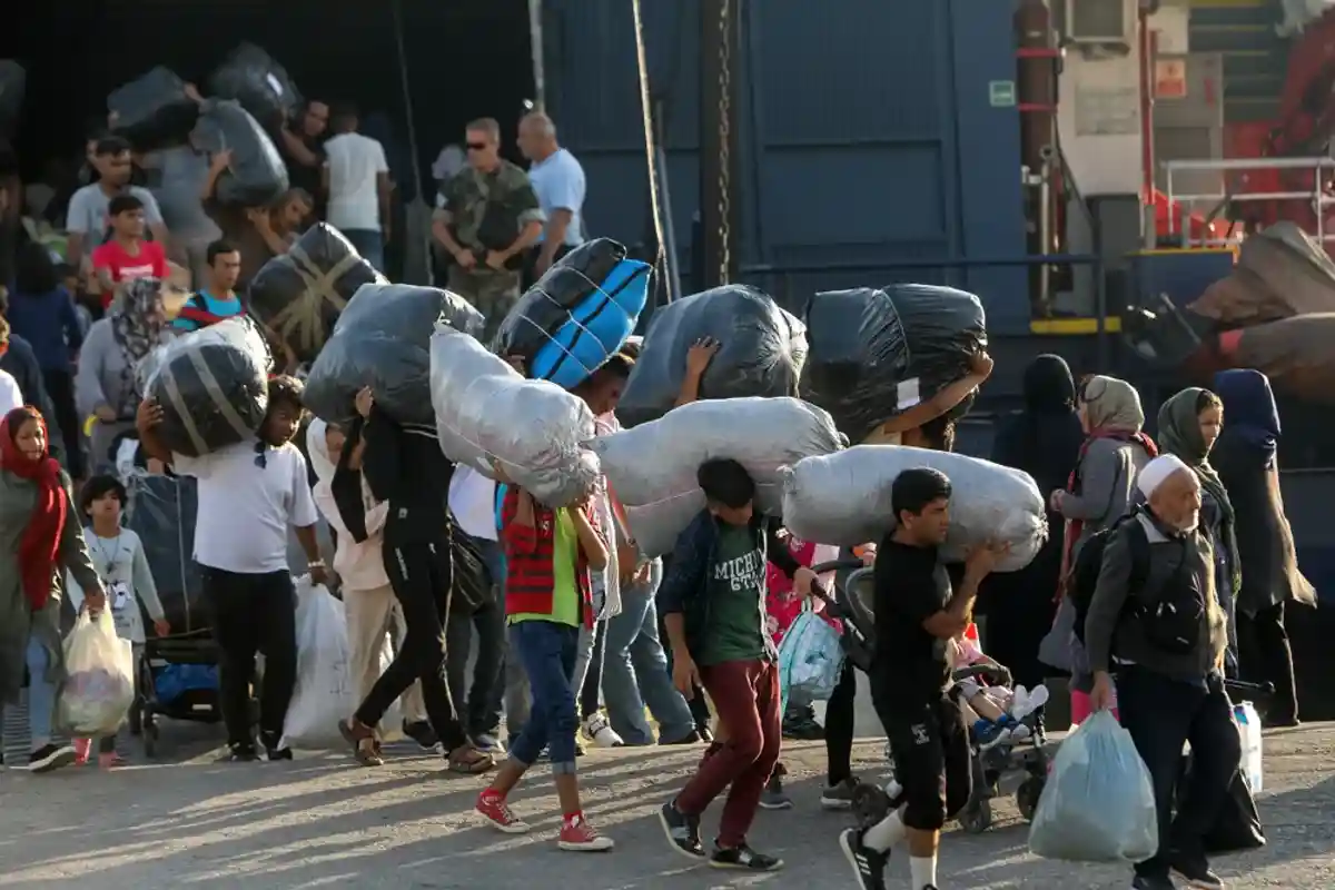 Мигрантов из лагеря в Мории перевезли в Фессалоники фото