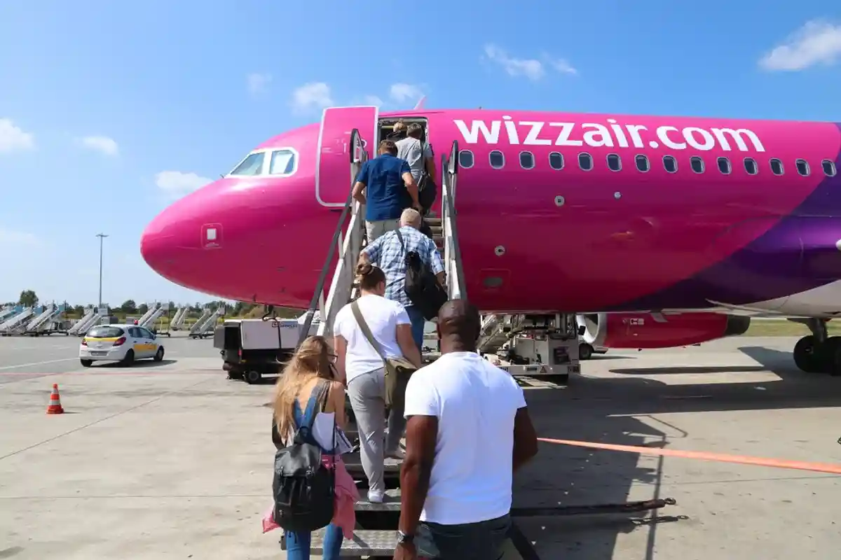Пассажиры садятся в самолет Wizz Air фото