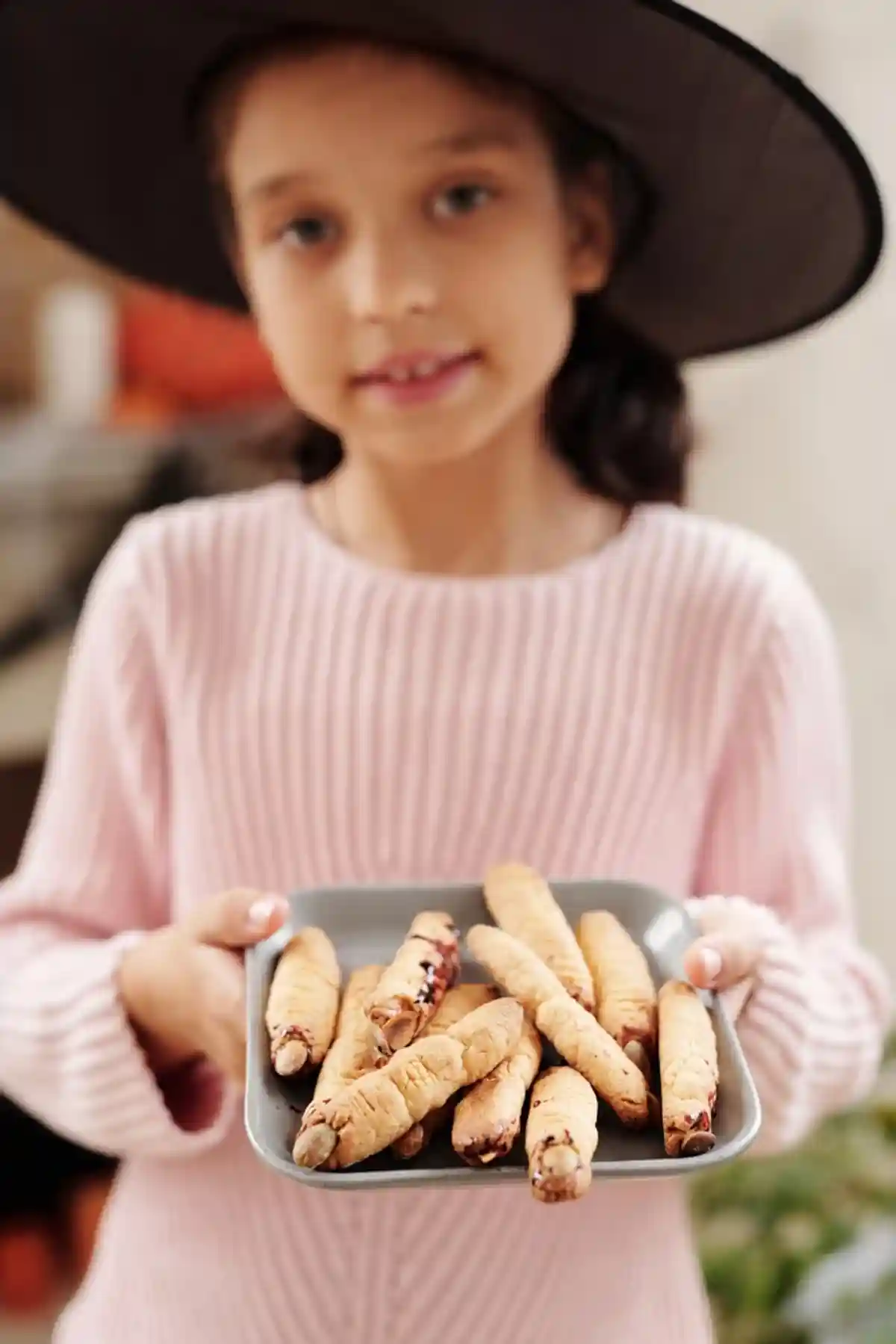 Девочка с печеньем - "пальцы ведьмы" фото