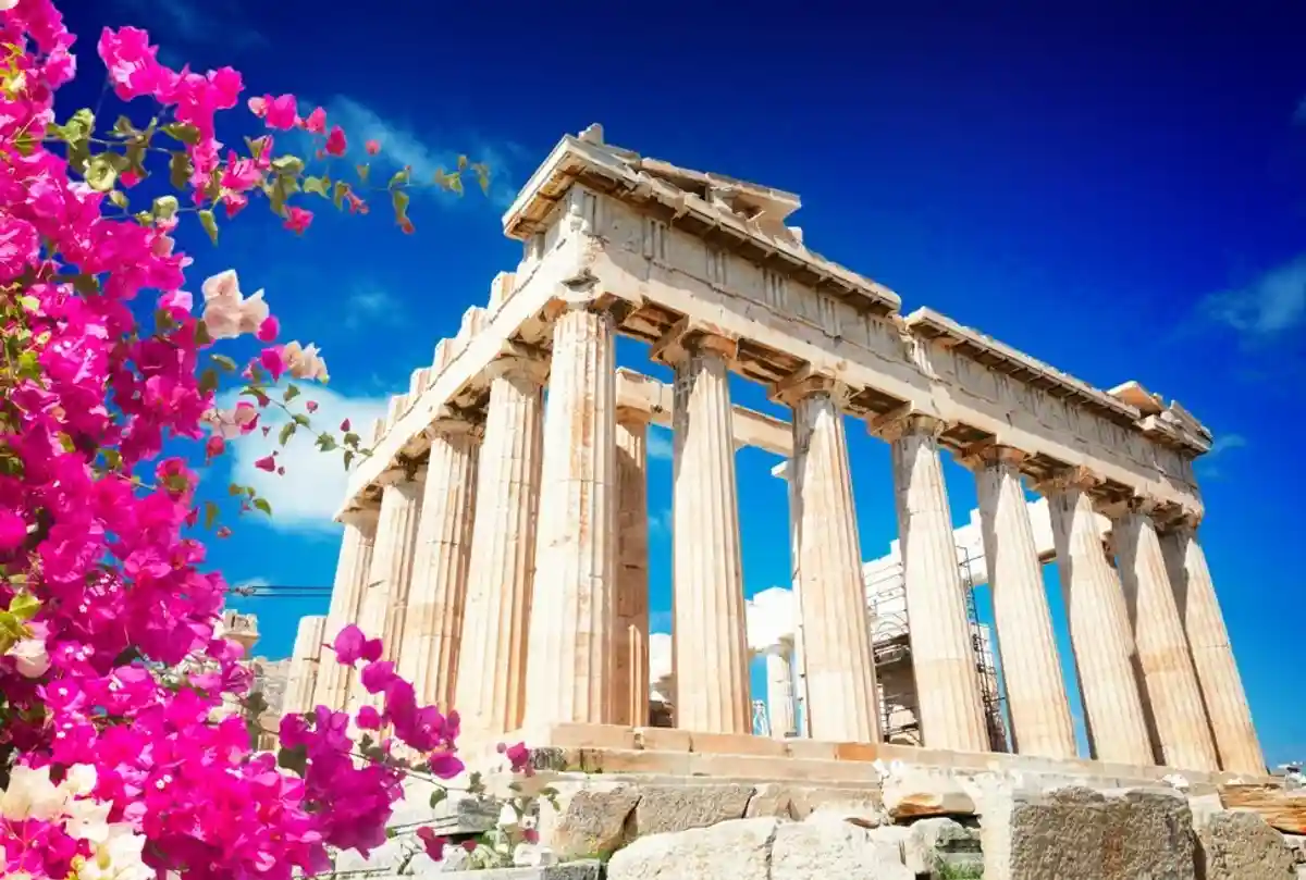 Храм Парфенона, синее небо и яркие цветы.