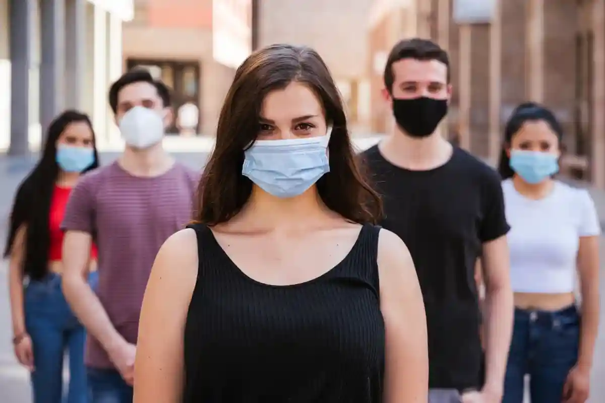 молодые люди в защитных масках фото