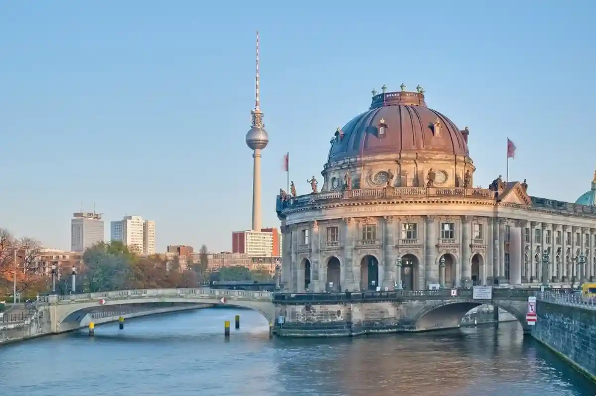 Музей в Берлине на берегу реки Шпрее фото