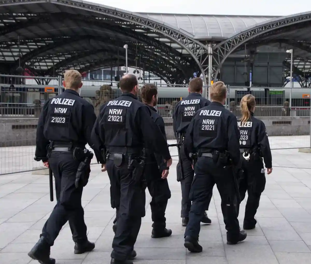 полицейские на железнодорожном вокзале фото