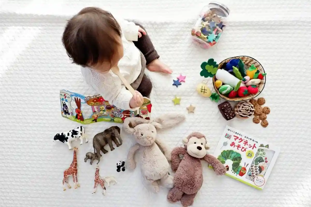 Ребенок играет и развивается. Фото: Shirota Yuri / unsplash.com 