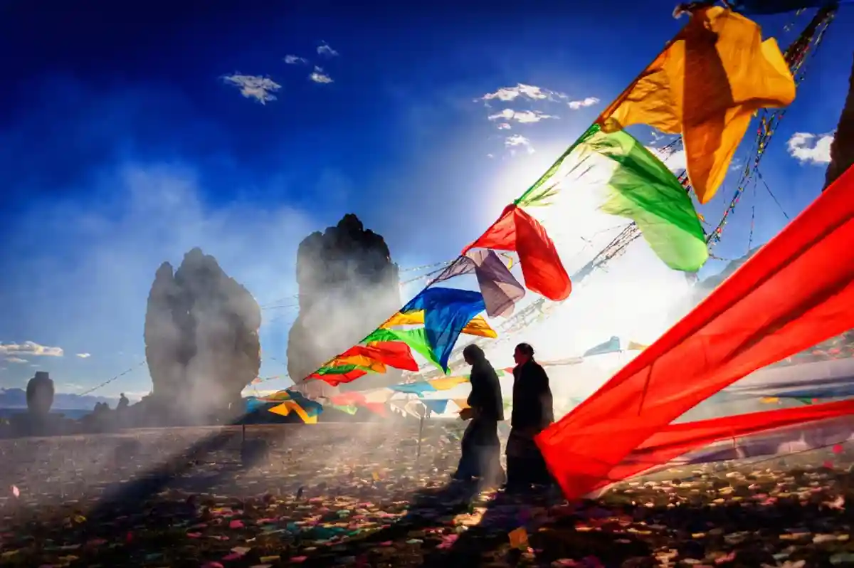 Тибет люди и яркие развивающиеся флаги.