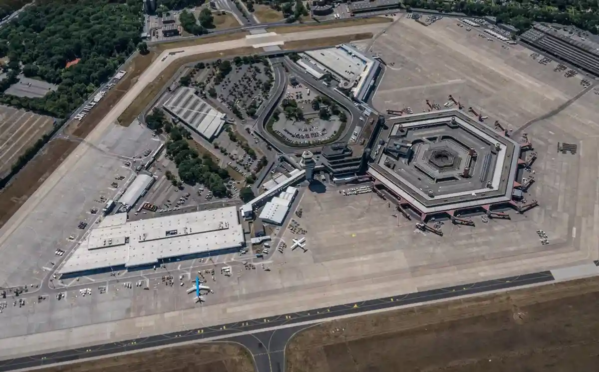 Аэропорт Тегель с высоты птичьего полета фото