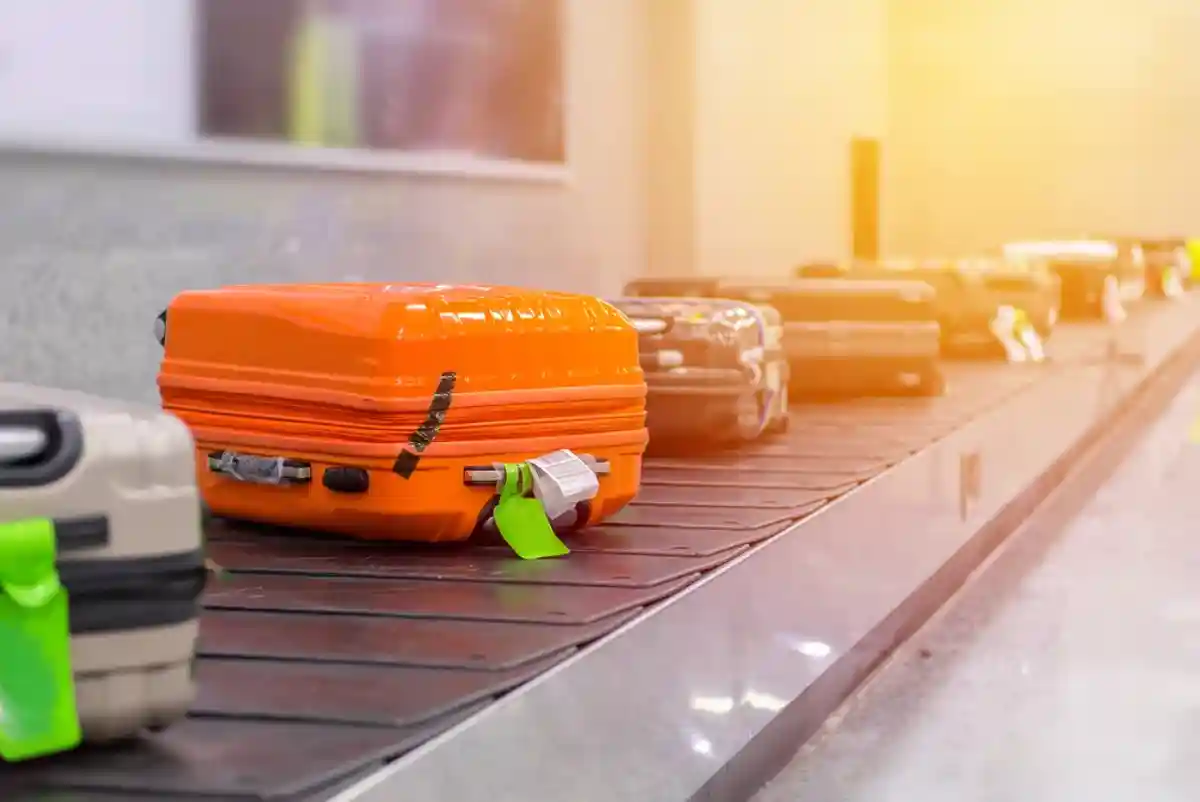 Багаж на транспортной ленте в аэропорте фото