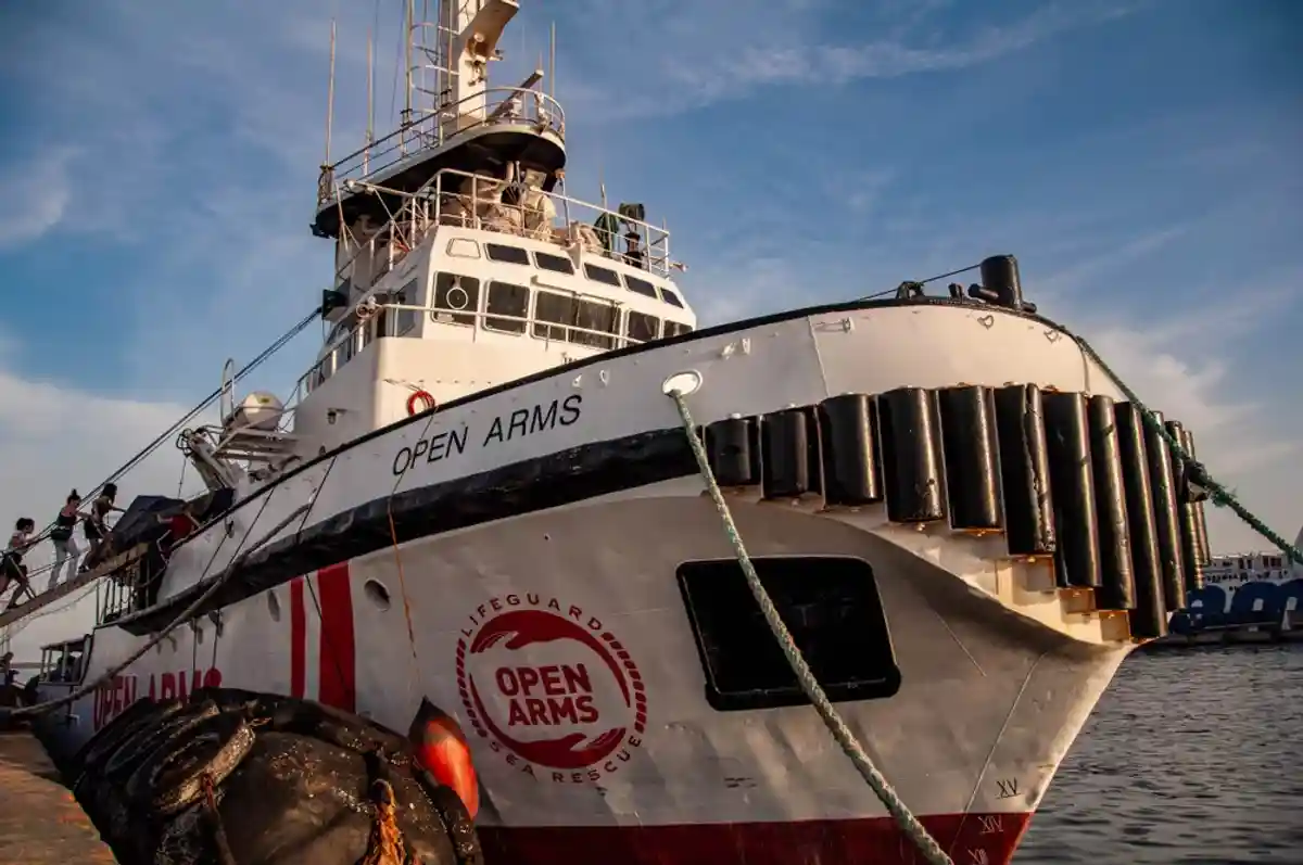 Немецкая организация купила еще один корабль для спасения мигрантов на Средиземном море фото 1