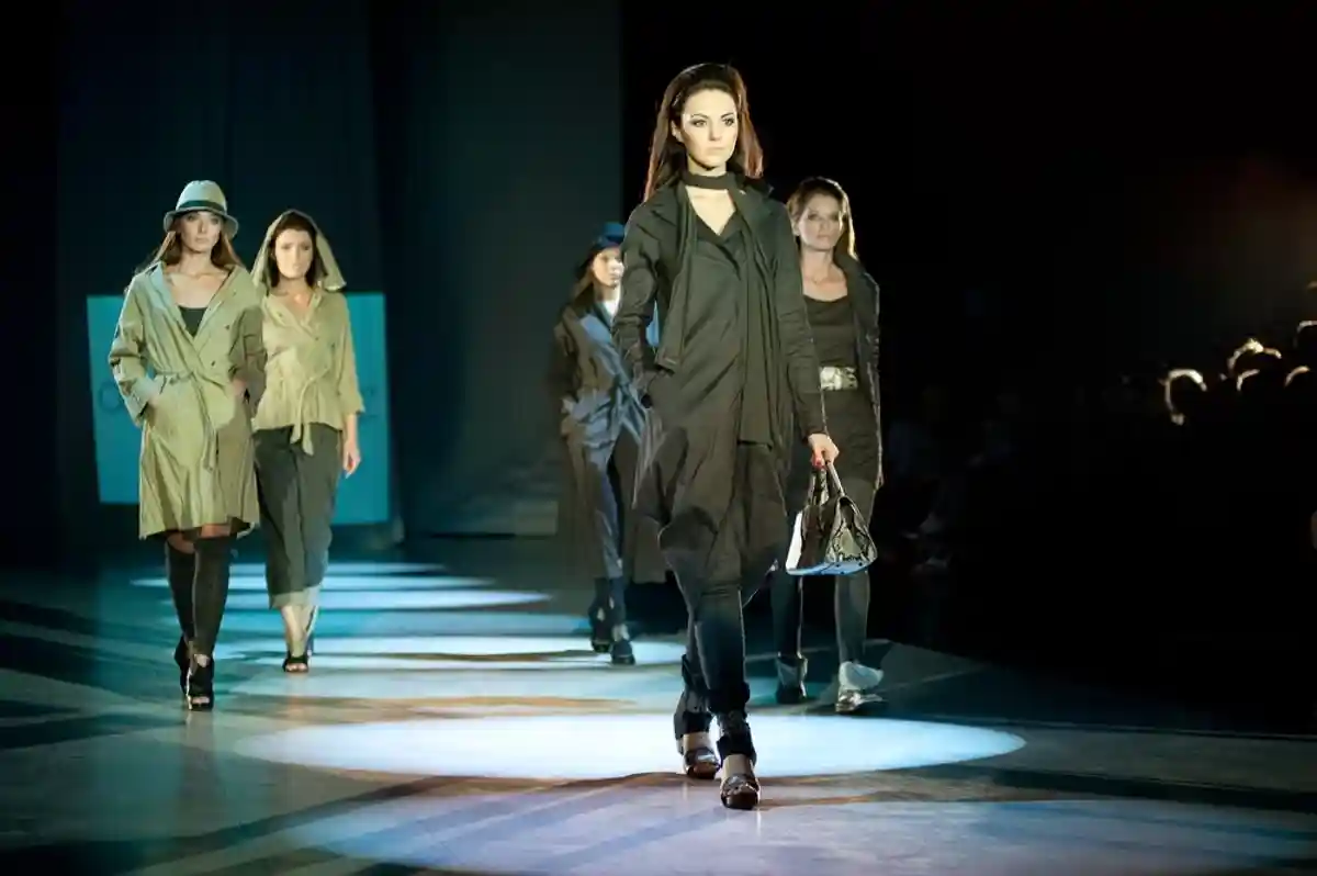 Модель в одежде, созданной "Annette GORTZ" на 24-й Украинской Неделе моды 