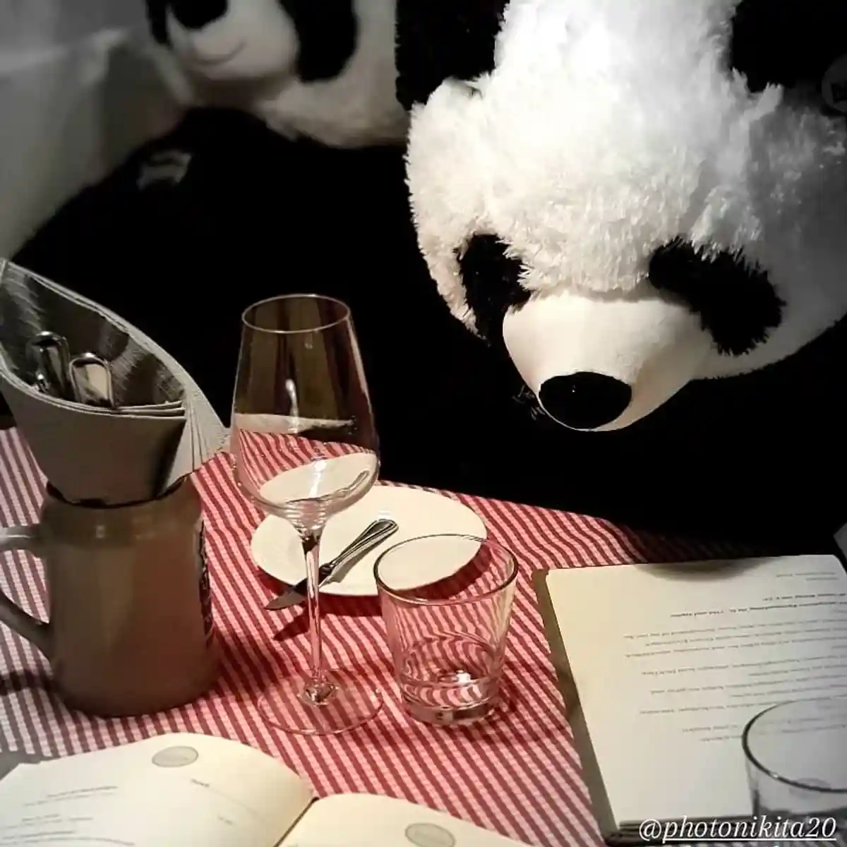 игрушечная панда в ресторане фото