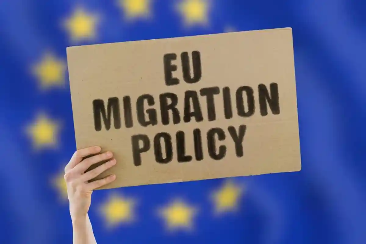 плакат миграционная политика ЕС фото