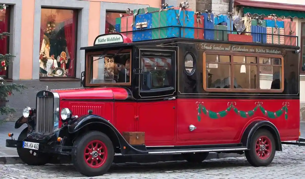Рождественский автобус из музея рождества в Ротенбурге фото