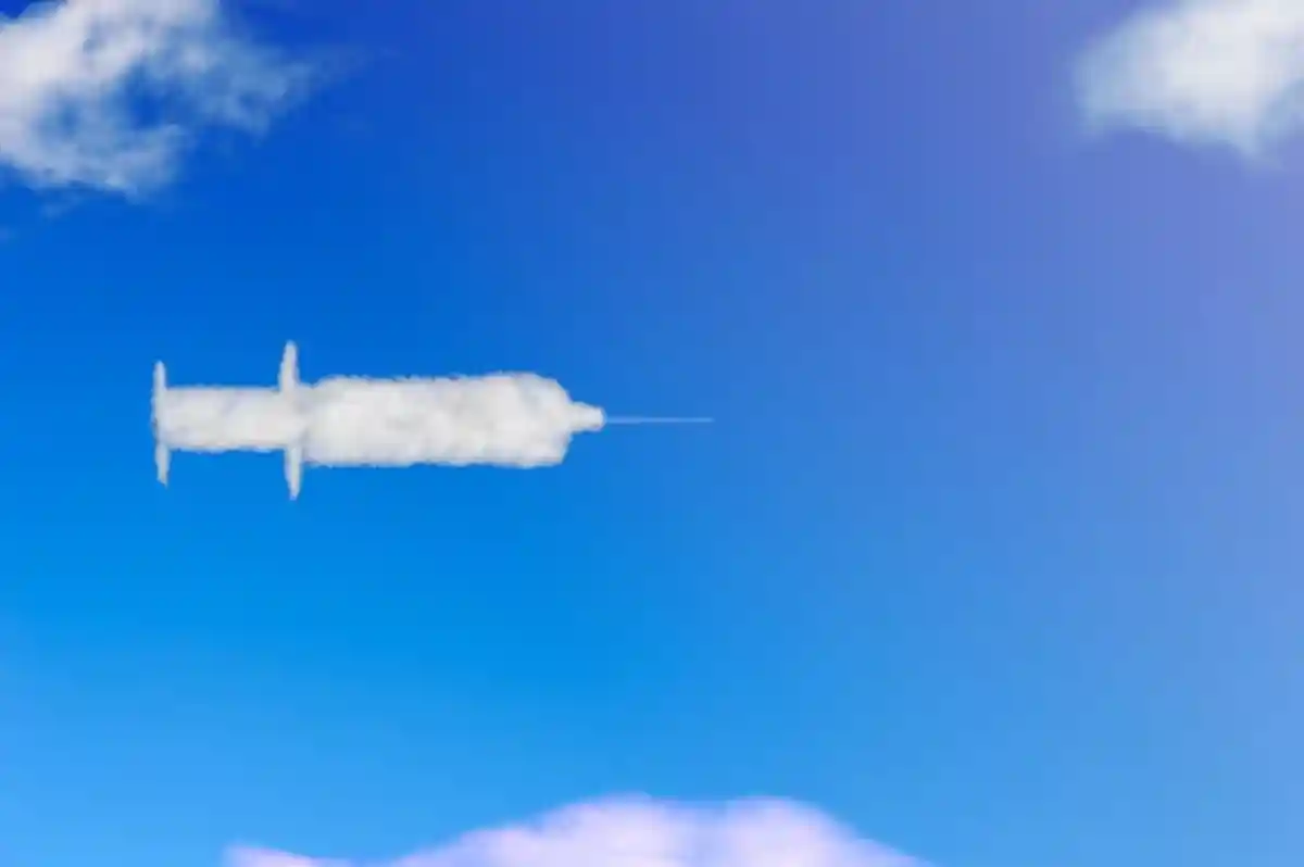 Пилот «выписал» в небе огромный шприц в честь вакцинации от COVID–19 фото 1