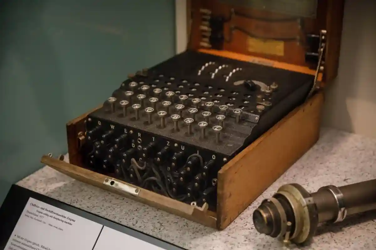 старинная шифровальная машина в музее фото