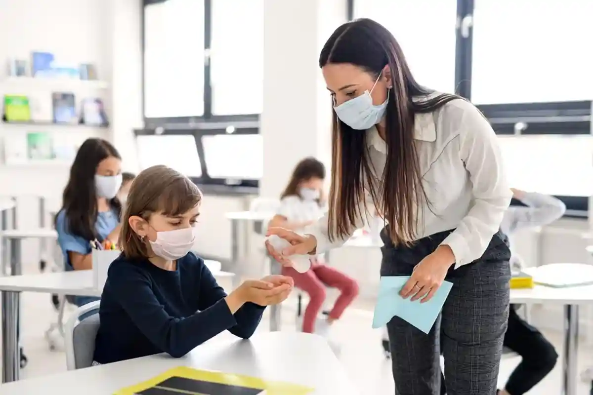 Маски бесплатно, планшеты напрокат: как работают немецкие школы в условиях пандемии?