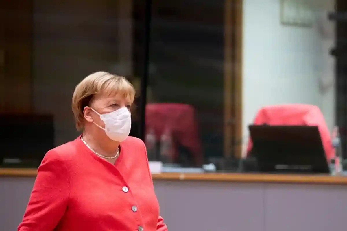 Ангела Меркель в маске фото