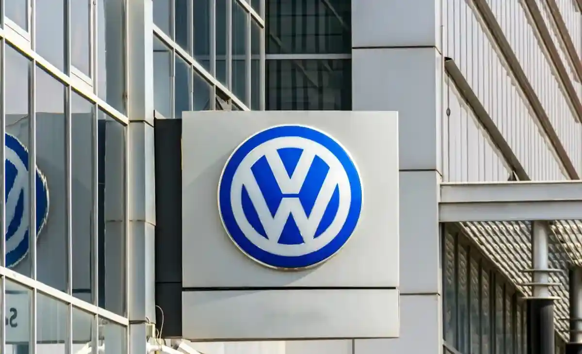 Эмблема компании Volkswagen фото