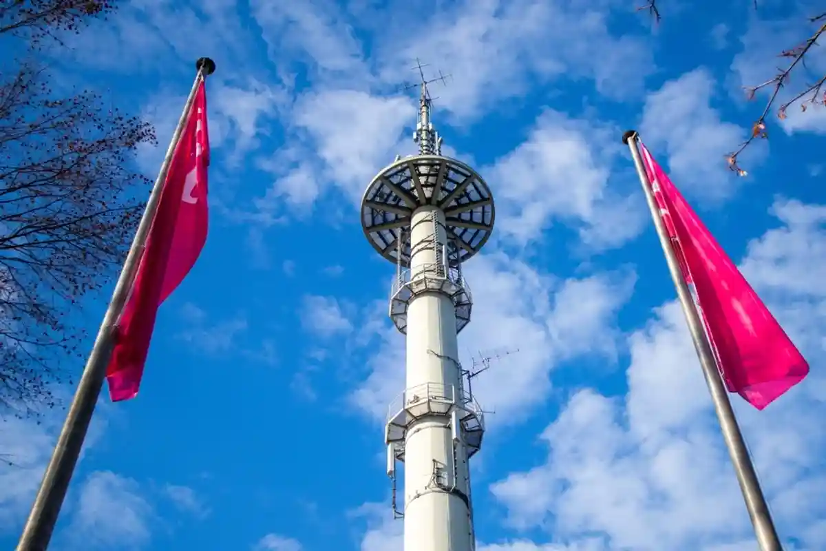 мобильная вышка Deutsche Telekom и флаги фото