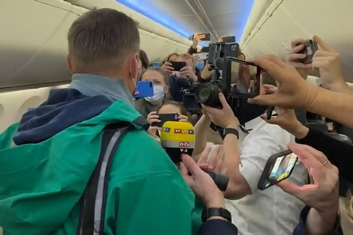 Навальный дает интервью журналистам в самолете фото